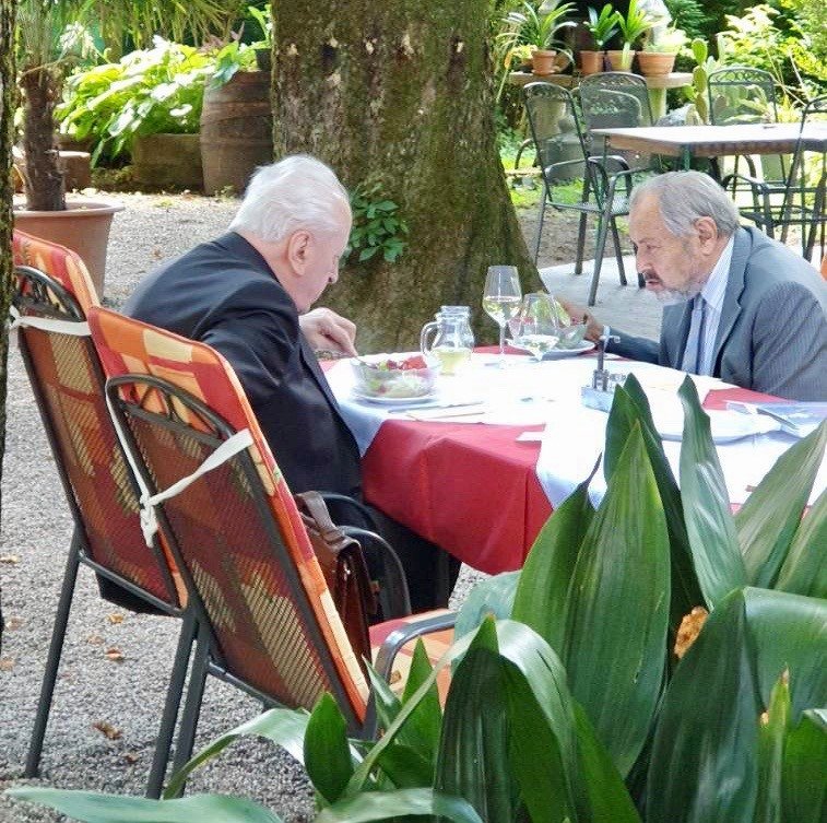 Fotografija: Franc Rode in Ernest Petrič v gostilni v bližini Ljubljane. FOTO: Bralec poročevalec