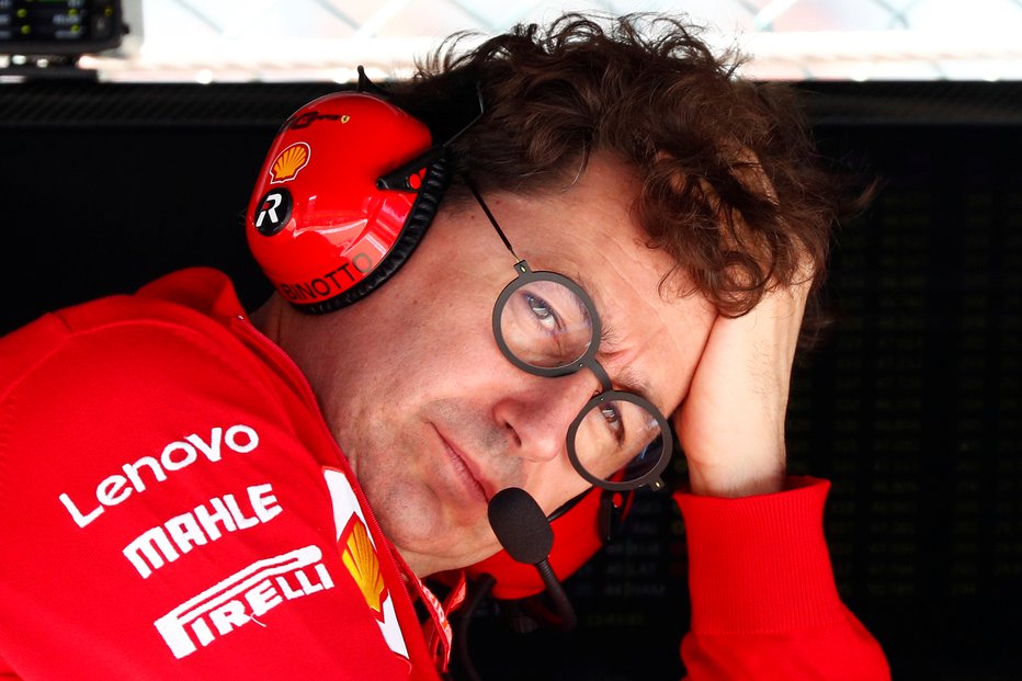 Fotografija: Mattia Binotto, vodja Ferrarijeve ekipe v formuli 1, se lahko upravičeno drži za glavo. FOTO: Francois Lenoir/Reuters