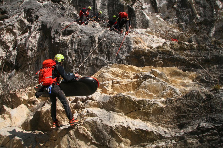 Fotografija: Na pomoč so priskočili gorski reševalci. Simbolična fotografija. FOTO: Blaž Močnik