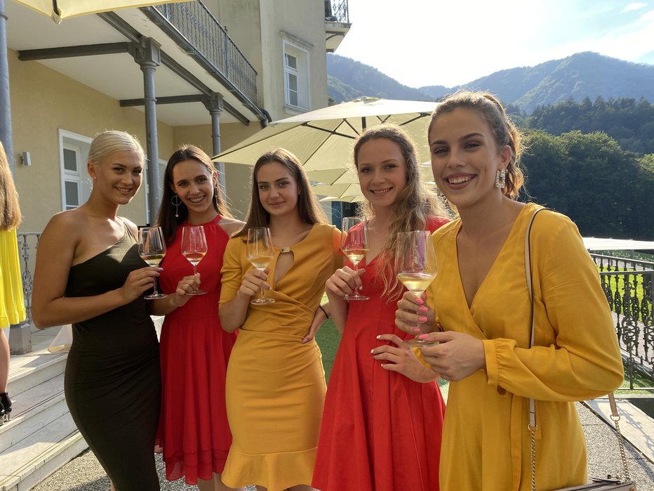 Fotografija: Novica, da bo tekmovanje letos trajalo dlje, jih je razveselila. FOTO: Miss Slovenije