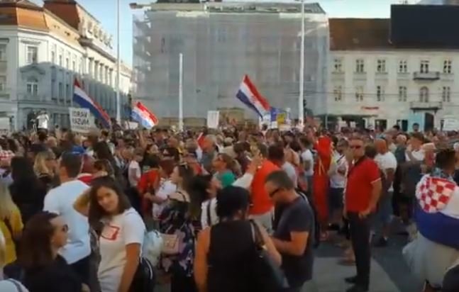 Fotografija: Na Trgu bana Jelačića ni manjkalo objemov in poljubov. FOTO: Youtube