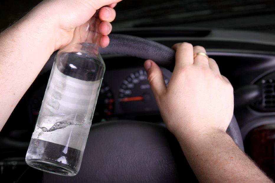 Fotografija: Znova opozarjajo, da alkohol in vožnja ne gresta skupaj. FOTO: Shutterstock Photo