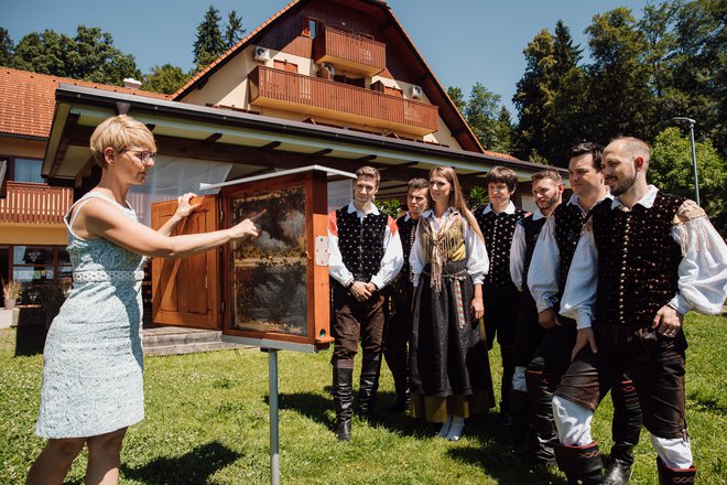 Čebelarska pesem je uradna himna Čebelarske zveze Slovenije.