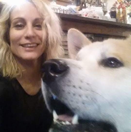 Fotografija: Poslanka Meira Hot z bratovim psom Foto: Facebook