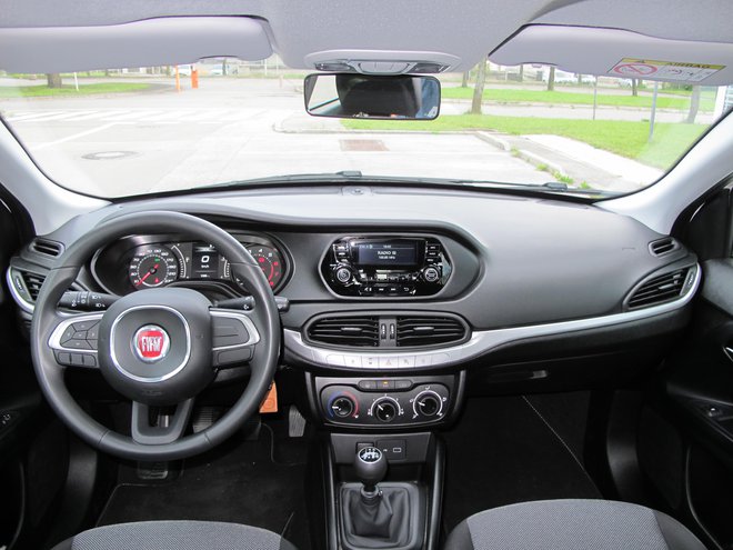 Armaturna plošča je klasična, voznikov delovni prostor zgledno ergonomski.