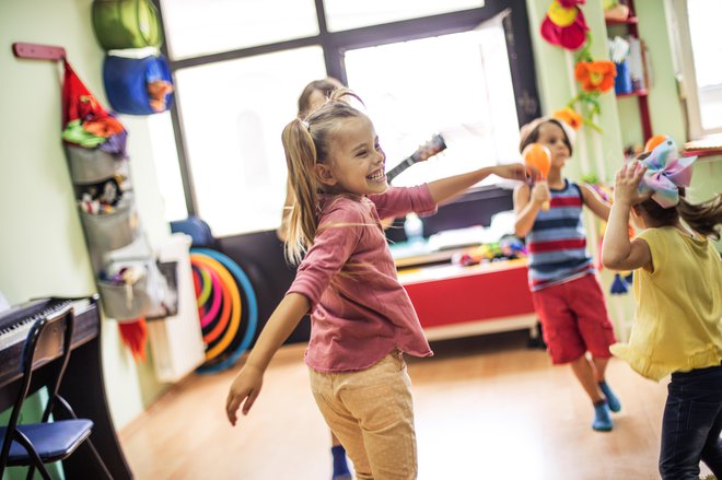 Med plesom naj se malčki sprostijo. FOTO: Liderina/getty Images