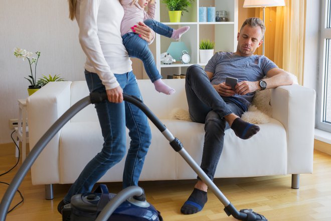Takšnih, ki se gospodinjskih opravil ne pritaknejo, se raje ognite v velikem krogu. FOTO: Guliver/getty Images