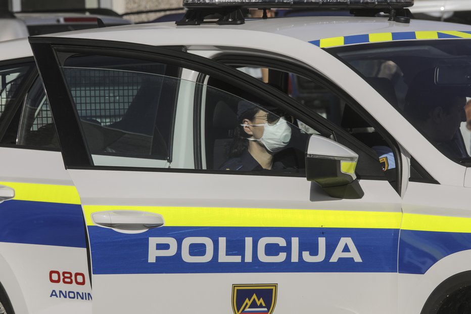 Fotografija: Policisti so moškemu odvzeli vozilo (simbolična fotografija). FOTO: Voranc Vogel