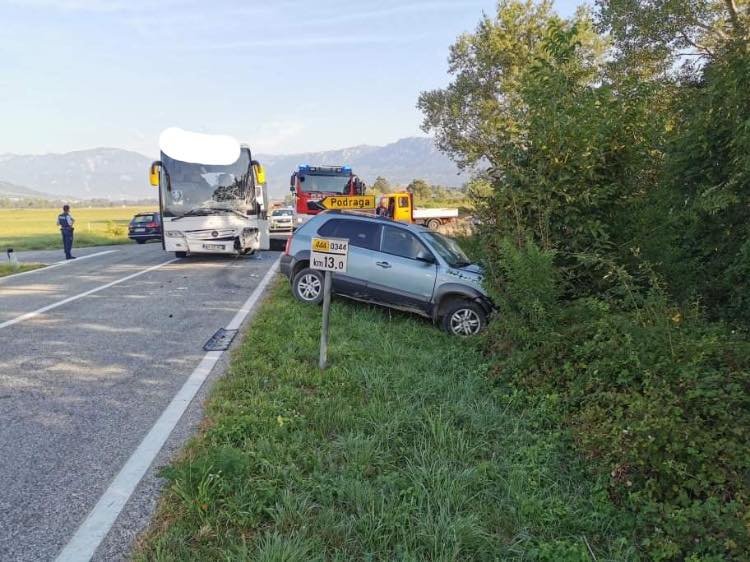 Fotografija: Nesreča avtobusa in osebnega vozila v občini Vipava. FOTO: GRC Ajdovščina