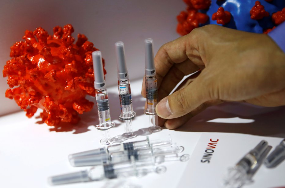 Fotografija: Cepiva proti covidu-19 so še v fazi raziskav in za zdaj še ni jasno, katero se bo izkazalo za dovolj varno in učinkovito za množično uporabo ter kdaj bo na voljo. Foto: REUTERS