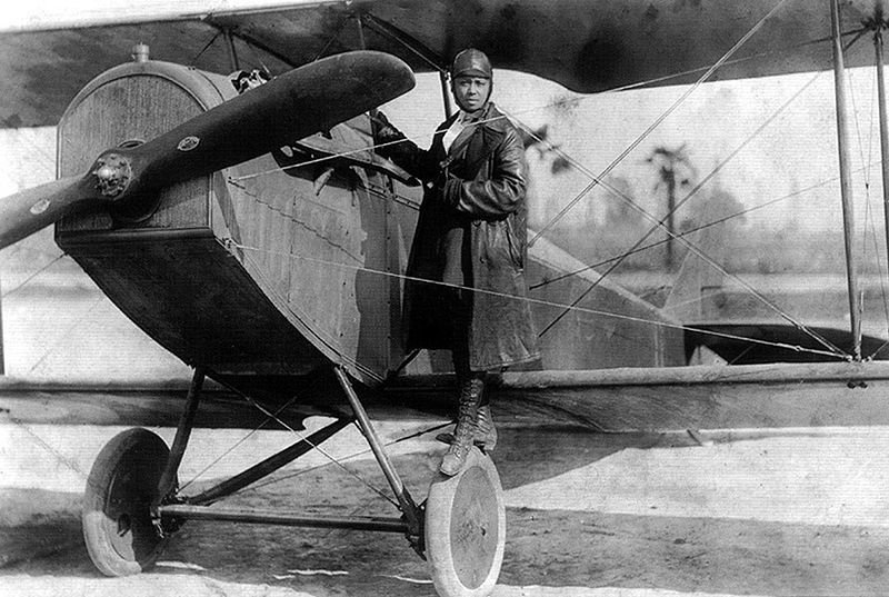 Fotografija: Zaradi rasizma v ZDA je morala po pilotsko licenco čez lužo v Francijo. Usoda ni hotela, da bi dolgo uživala z lastnim letalom. Foto: google