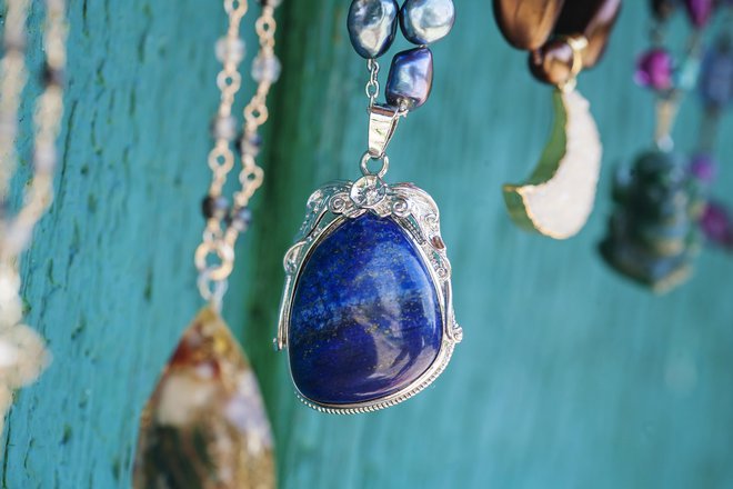 Z grleno čakro je povezan lapis lazuli, znan kot kamen resnice, na verižici lahko nosite tudi akvamarin ali turkiz. FOTO: Madkruben/Getty Images