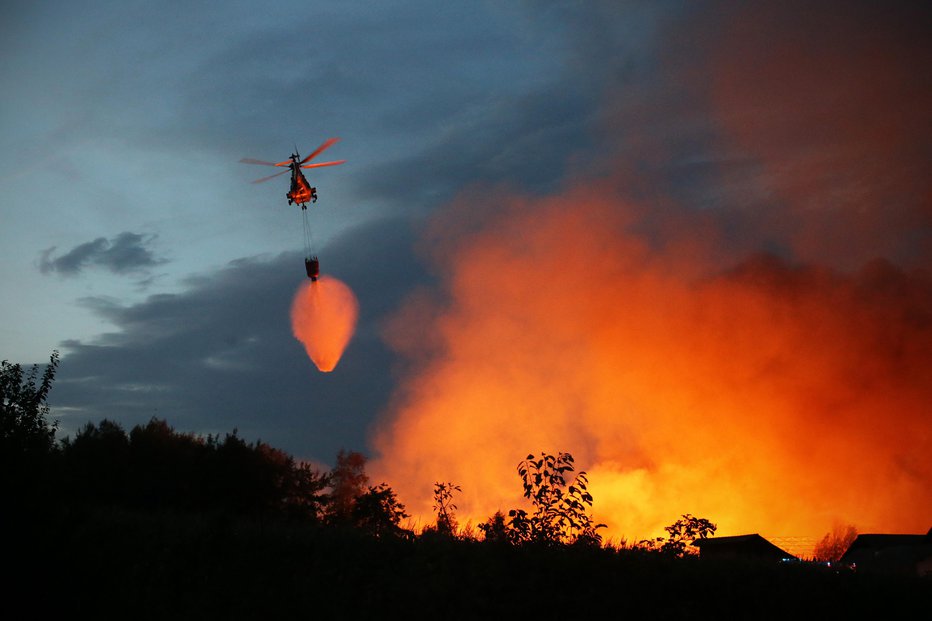 Fotografija: Pri gašenju bo pomagal tudi helikopter (simbolična fotografija). FOTO: Jure Eržen, Delo