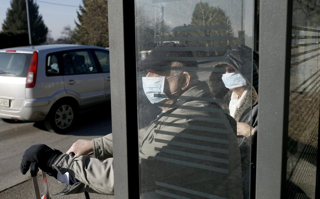 Nekateri starejši so se že pred izbruhom virusa sars-cov2 v javnem prometu ščitili z maskami, predvsem zaradi gripe. FOTO: Blaž Samec, Delo