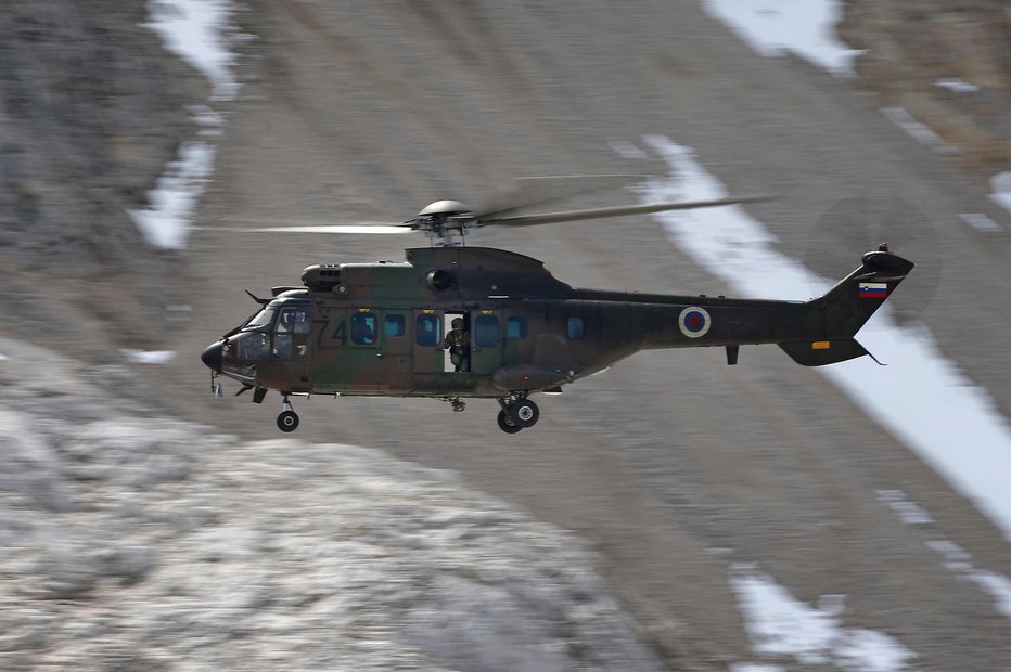 Fotografija: Vojaški helikopter je večkrat posredoval v gorah (simbolična fotografija). FOTO: Matej Družnik