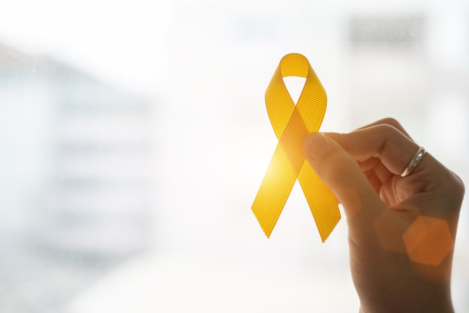 Fotografija: Rumeno-oranžna pentljica je mednarodni simbol za zavedanje, da je samomor velik javnozdravstveni problem in izraz sočutja do vseh, ki so zaradi njega koga izgubili. FOTO: Panuwat Dangsungnoen/Getty Images