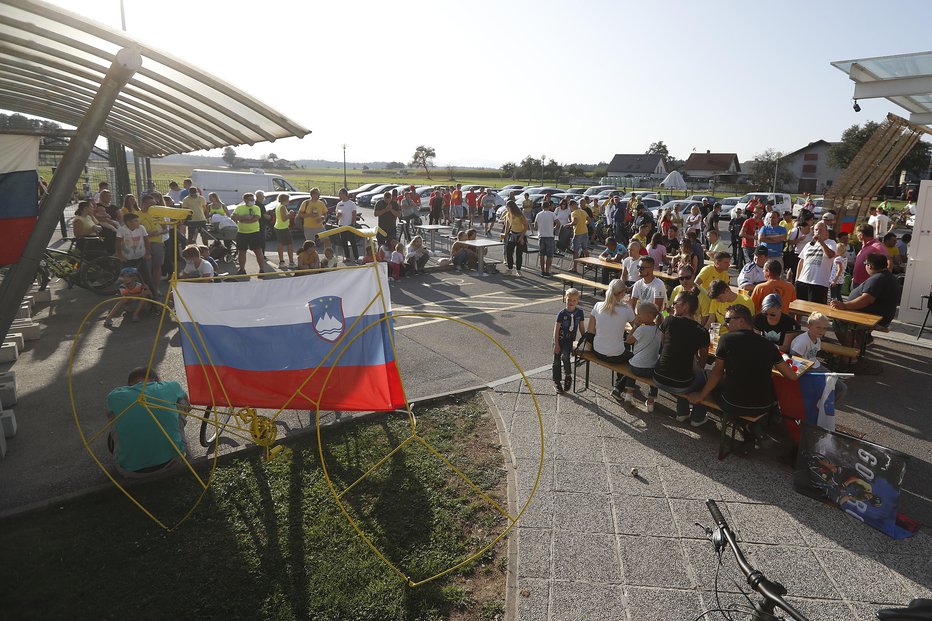 Fotografija: V Komendi so navijali ljubitelji športa, zbrani iz vse Slovenije.