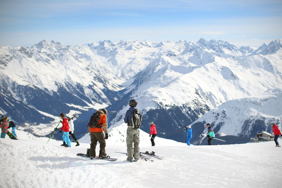 Fotografija: V višeležečih delih Alp se bo lahko začela smučarska sezona. FOTO: Jure Eržen, Delo