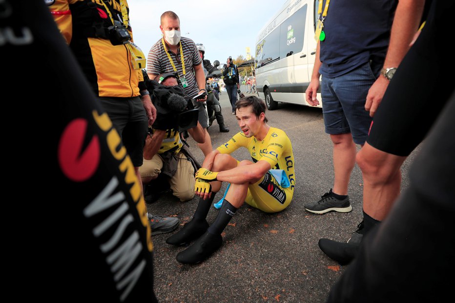Fotografija: Roglič je v soboto na kronametru izgubil rumeno majico, ki jo je nosil 11 dni. FOTO: Christophe Petit Tesson, Pool Via Reuters