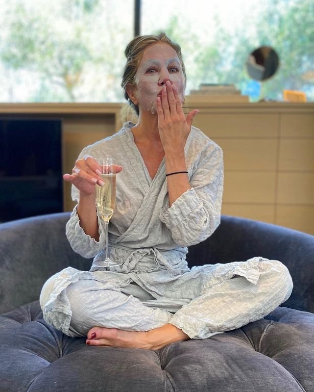 Jennifer Aniston si je v urah pred virtualno podelitvijo privoščila obrazno masko in šampanjec. Seveda v pižami. FOTO: Osebni Arhiv
