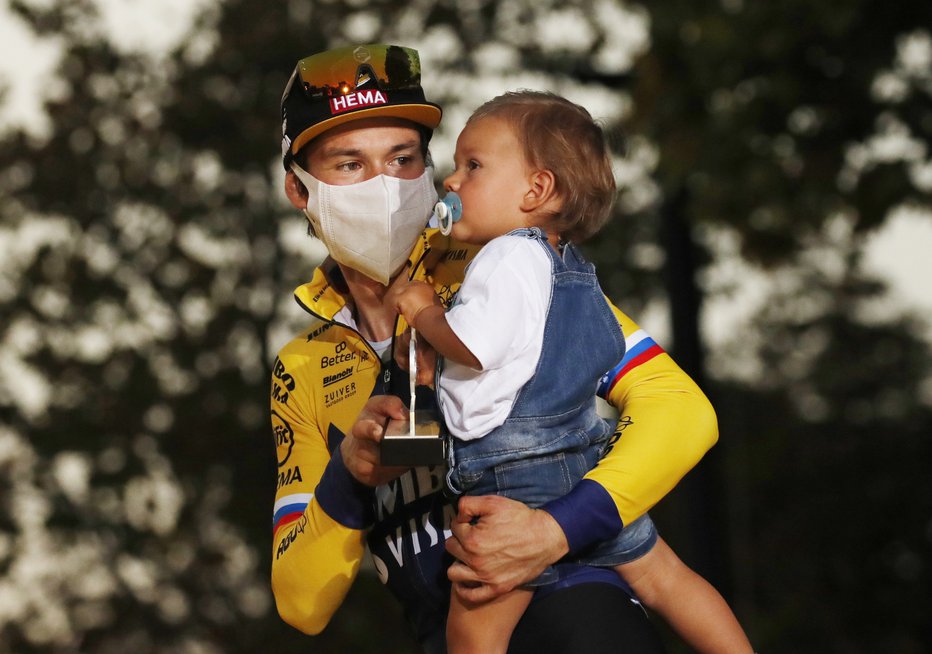 Fotografija: Primož Roglič s sinom Levom. FOTO: Stephane Mahe, Reuters