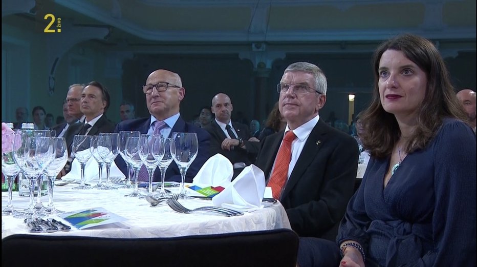 Fotografija: Ministrica in ostali visoki gostje brez mask. FOTO: RTVS, posnetek zaslona