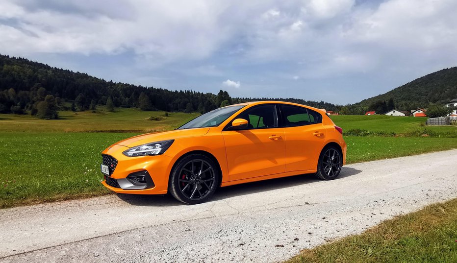 Fotografija: Če ne bi bil vpadljivo oranžen, bi marsikoga pretental, da gre za navaden hatchback. FOTOGRAFIJE: Staš Ivanc