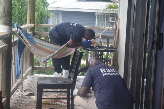 V stanovanju sta se očitno lotila demontaže. FOTOGRAFIJI: Royal Solomon Islands Police/Reuters