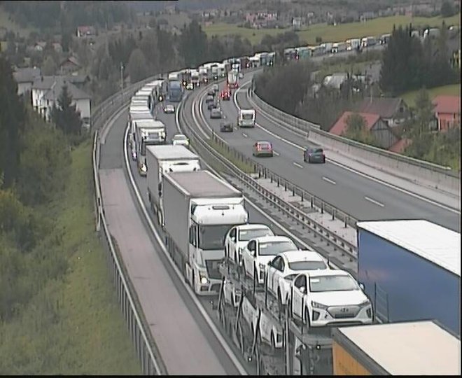 Zastoj na primorski avtocesti v smeri proti Ljubljani zaradi prometne nesreče, v kateri je umrl otrok. FOTO: Dars