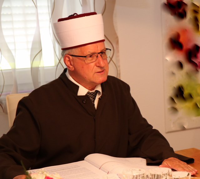 Fotografija: Čeprav v Islamski skupnosti trdijo, da Midhat Mujkić nikoli ni bil zaposlen pri njih, je dejstvo, da je v Novem mestu opravljal delo imama oziroma duhovnika, med drugim je poročal pare. FOTO: Osebni arhiv