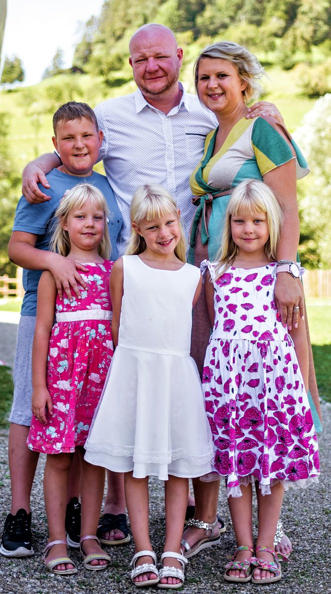 Petčlanska družina Lončarič – Robi in Maja s sinom Brinom ter trojčicami, ki so letos prvošolke. Foto: osebni arhiv
