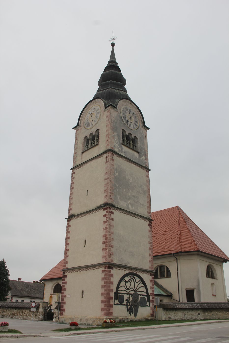Fotografija: Zvonik stoji samostojno ob župnijski cerkvi. FOTO: Boštjan Fon
