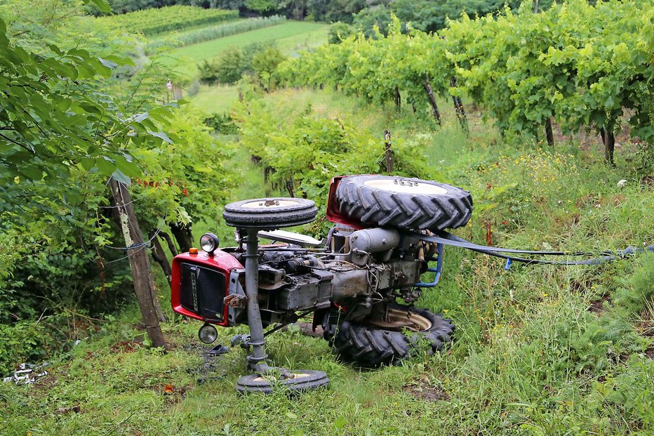 Fotografija: Nesreče s traktorji so v vinogradih zelo pogoste, žal tudi usodne. Fotografija je simbolična.