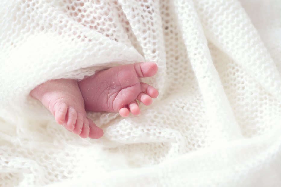 Fotografija: Dojenček ni preživel hudih poškodb. FOTO: Shutterstock