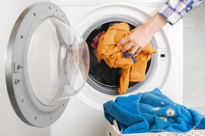 Po končanem pranju še enkrat zaženemo centrifugo, da bodo oblačila čim bolj suha. FOTO: Getty Images