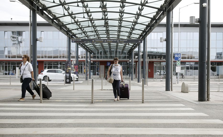 Fotografija: Le še šest letalskih družb z ljubljanskega letališča. FOTO: Blaž Samec, Delo