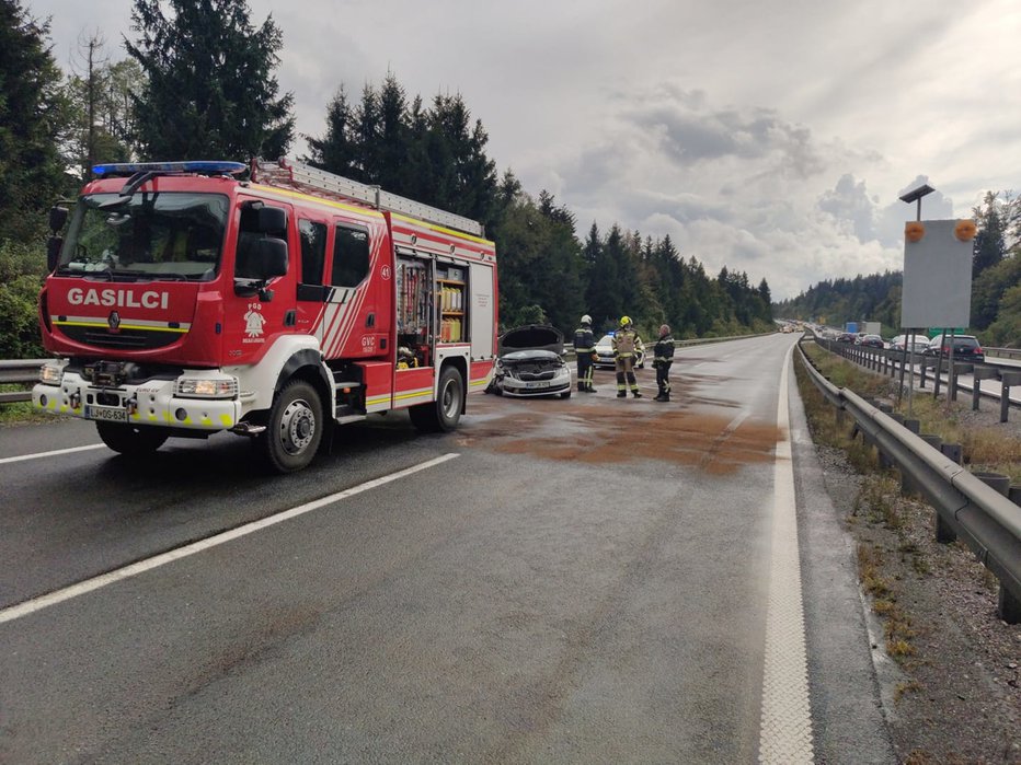 Fotografija: Na avtocesti med Logatcem in Vrhniko so se v petek v štirih minutah zgodile tri prometne nesreče. FOTO: PGD Dolnji Logatec