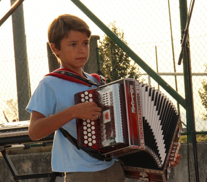 Predstavil se je tudi Lovro Hočevar Brulc z ubranim igranjem na harmoniko. FOTO: Tanja Jakše Gazvoda