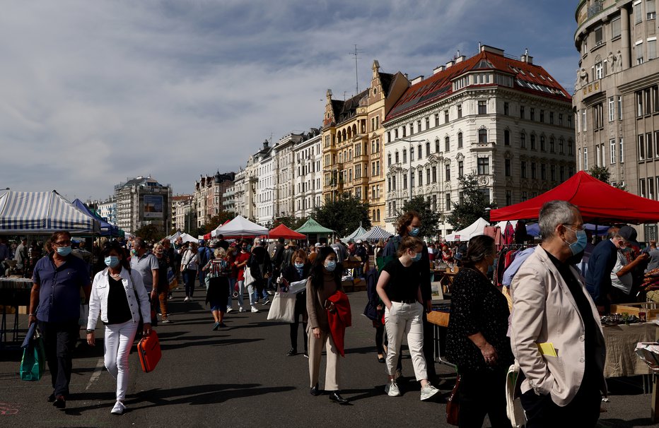 Fotografija: Dunaj je na rdečem seznamu, kar pomeni, da lahko v Slovenijo ob obisku Dunaja vstopimo brez karantene le ob negativnem testu. FOTO: Lisi Niesner, Reuters