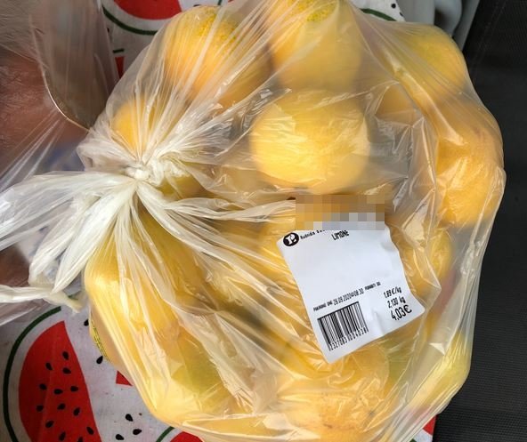 Fotografija: Cena mandarin se pač ne more kosati s ceno limon, a kupec limon sploh ni kupoval, le zaračunali so mu jih. FOTO: bralec sosed M.