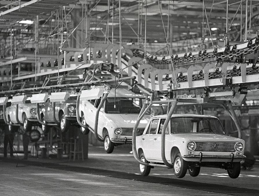 Fotografija: Takole je bilo, ko se je začela proizvodnja prvega modela, žigulija, v tovarni Avtovaz. FOTO: Lada