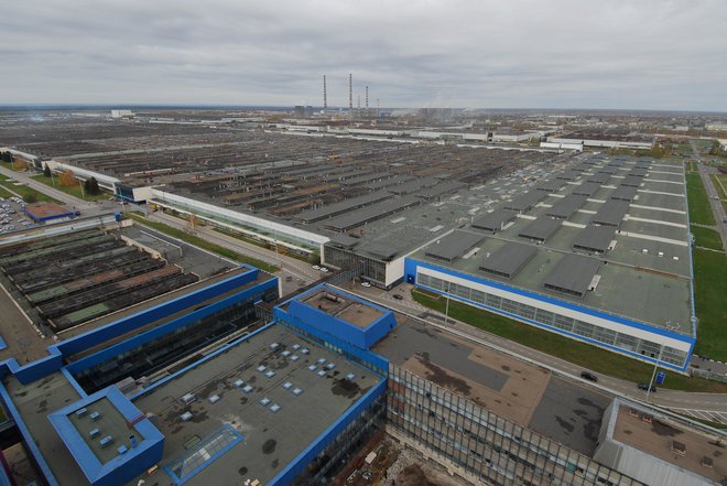 Orjaški tovarniški kompleks podjetja Avtovaz v mestu Toljati ob Volgi približno 900 kilometrov jugovzhodno od Moskve FOTO: Gašper Boncelj