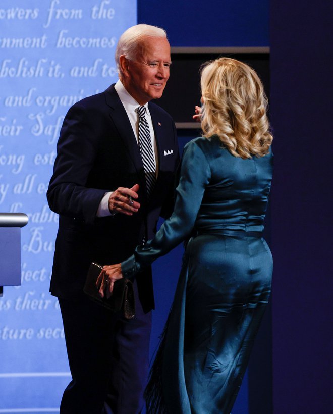 Joe Biden z ženo Jill ob koncu debate. FOTO: Brian Snyder, Reuters