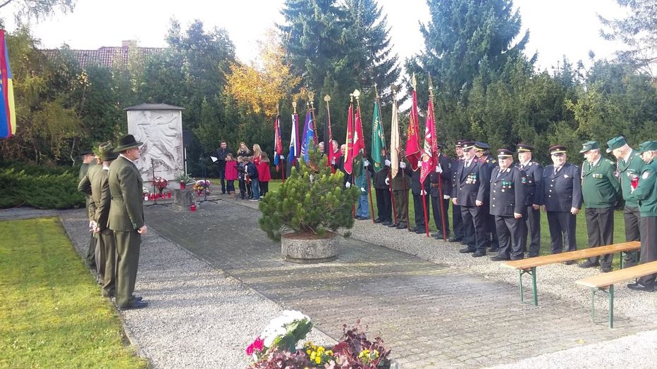Fotografija: V spomin na žrtve vojne je pri spomeniku vsako leto komemoracija. FOTO: Spletna stran občine Šentrupert