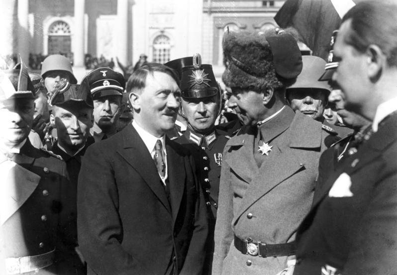 Fotografija: Fotografija prestolonaslednika Wilhelma Pruskega v družbi dobro razpoloženega Adolfa Hitlerja, za katero bi prinčeva družina raje videla, da ne bi obstajala. FOTO: wikipedia