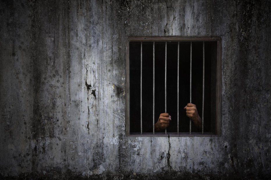 Fotografija: Grozita mu zapor in denarna kazen. FOTO: Holwichaikawee/Getty Images