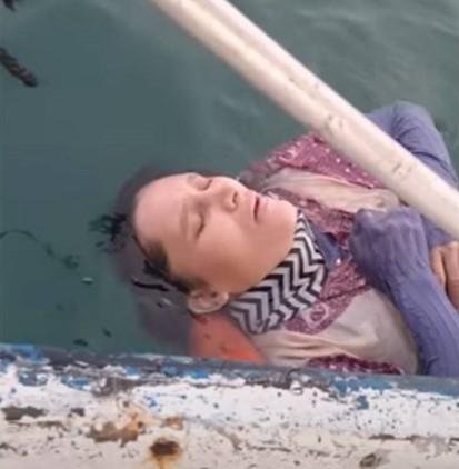 Fotografija: Izčrpano žensko je našel lokalni ribič. FOTO: Youtube