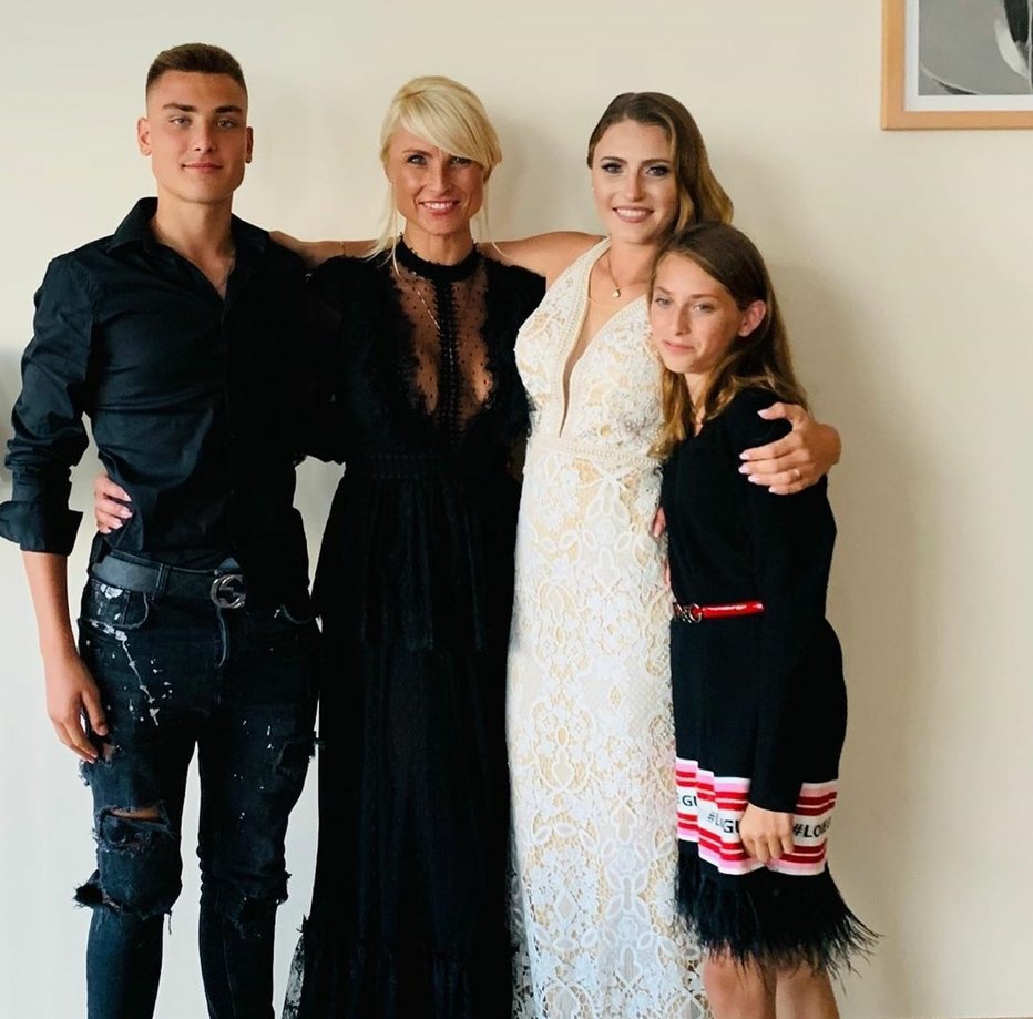Fotografija: Dan pred rojstnodnevno zabavo se je Vesna z Julio in Vallom, ki je že prerasel mamo, udeležila poroke svoje sestrične. Foto Instagram, arhiv Suzy