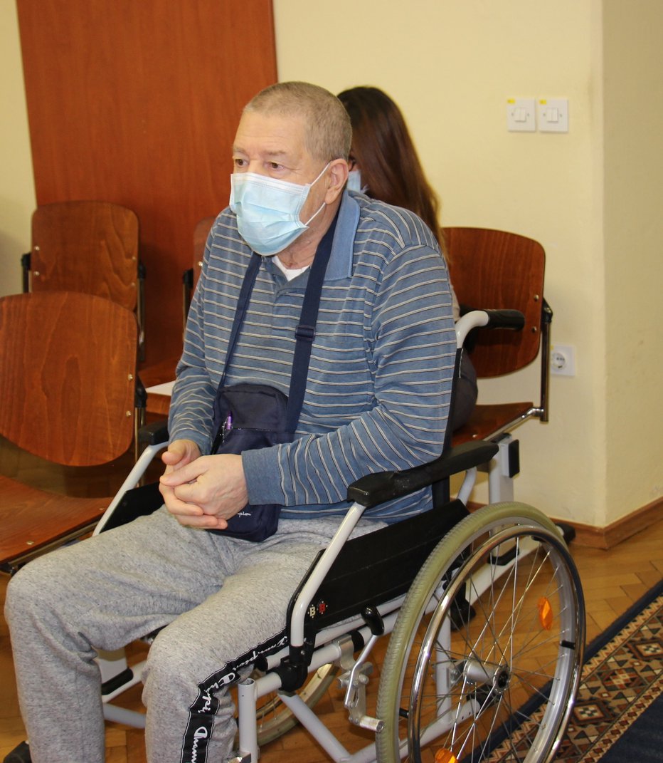 Fotografija: Na sodišče so ga pripeljali na invalidskem vozičku. FOTO: Tanja Jakše Gazvoda