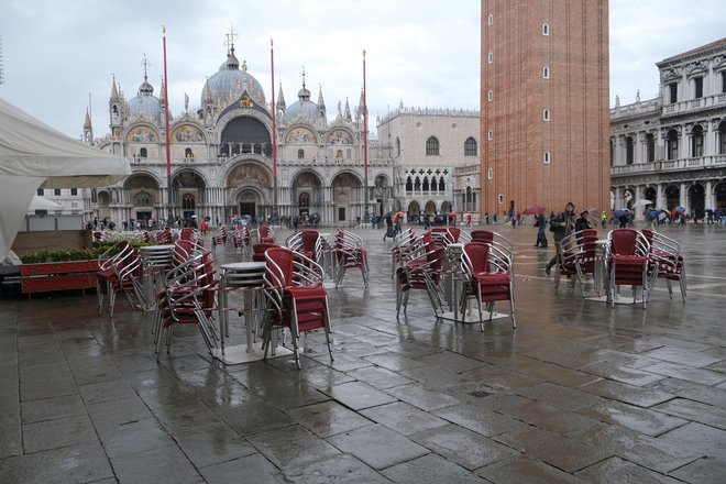 V Benetkah je bilo visoko plimovanje. FOTO: Manuel Silvestri, Reuters